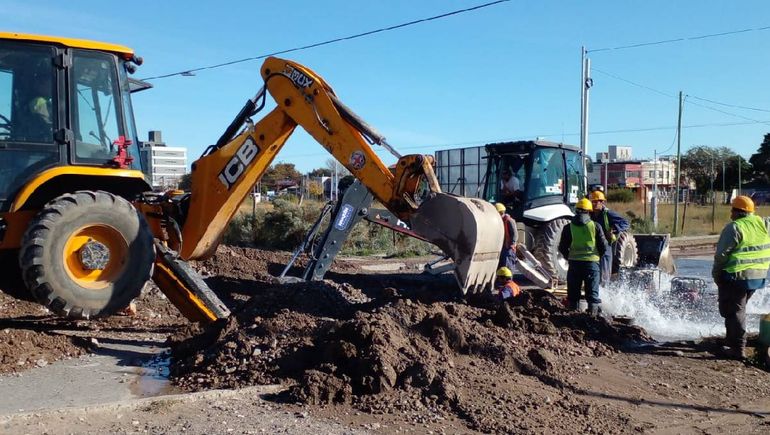 Pérdidas de agua por rotura de un acueducto en el oeste neuquino. El EPAS trabaja para repararlas antes de la noche de este domingo. Pérdidas de agua por rotura de un acueducto en el oeste neuquino. El EPAS trabaja para repararlas antes de la noche de este domingo.