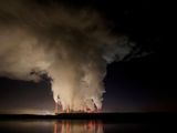 FOTO DE ARCHIVO. El humo y el vapor salen de la central eléctrica de Belchatow, la mayor central de carbón de Europa, operada por el Grupo PGE, por la noche cerca de Belchatow, Polonia. 5 de diciembre