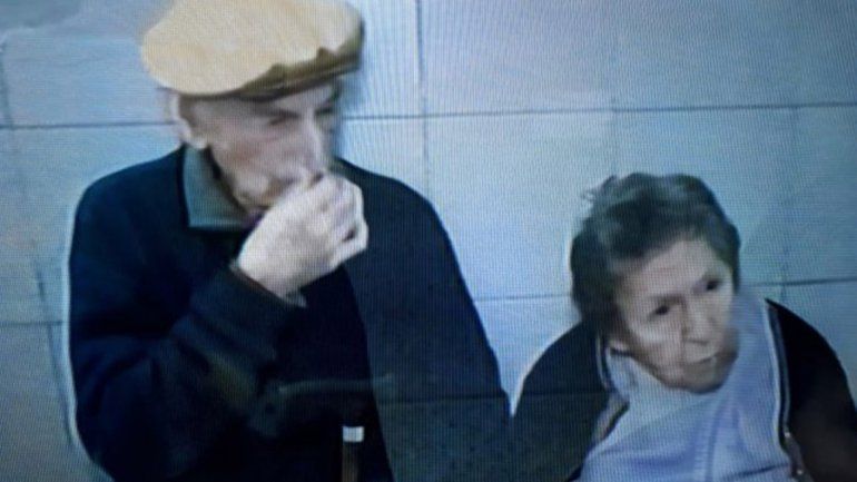 Desalojados y abandonados: una pareja de abuelos quedaron siete horas en un bar