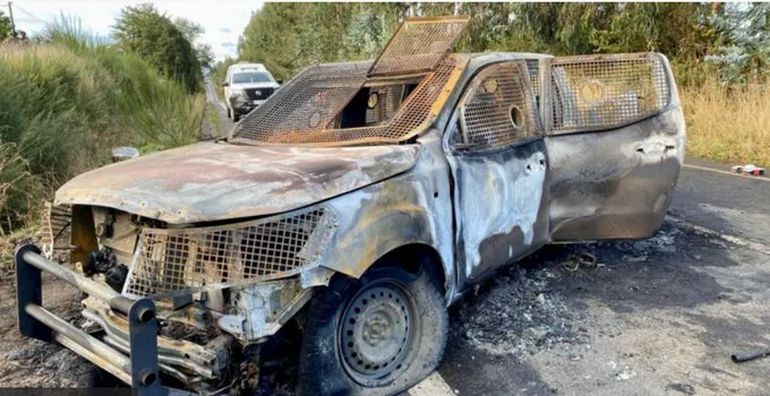 El vehículo quemado donde estaban los tres carabineros asesinados en Chile. El vehículo quemado donde estaban los tres carabineros asesinados en Chile.