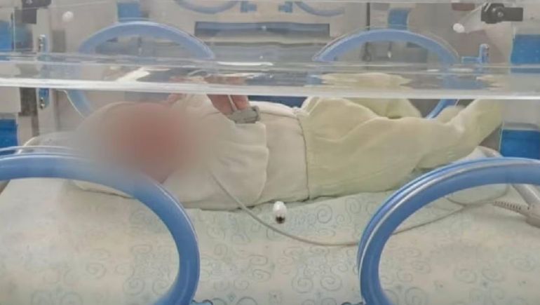 El bebé fue encontrado dentro de una bolsa en una vereda del barrio Rivadavia, en Merlo, y quedó fuera de peligro tras recibir asistencia médica. El bebé fue encontrado dentro de una bolsa en una vereda del barrio Rivadavia, en Merlo, y quedó fuera de peligro tras recibir asistencia médica.