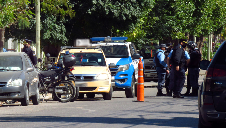Robó $100 mil de una despensa y huyó en taxi: detuvieron al taxista
