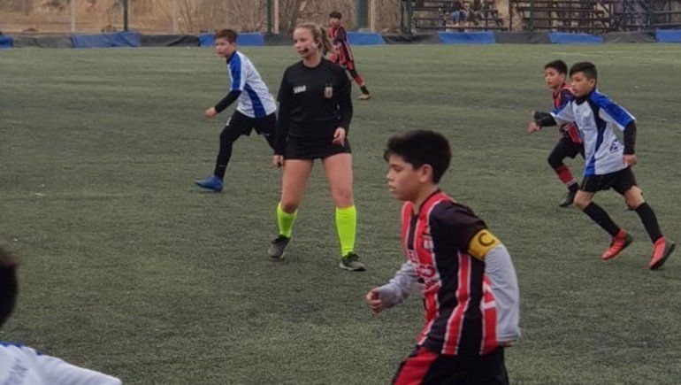 La historia de la futura contadora que dirigió a varones a los 19 años: Saqué una sola amarilla