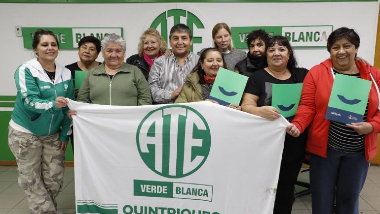 El líder de ATE, Carlos Quintriqueo y los agentes beneficiados con la reparación histórica. El líder de ATE, Carlos Quintriqueo y los agentes beneficiados con la reparación histórica.