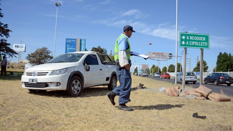 Quiso subir a la Ruta 22, chocó y provocó un vuelco
