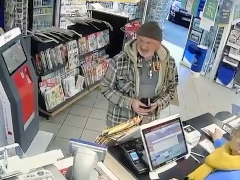 Momento en que el hombre fue a comprar el billete de lotería. Momento en que el hombre fue a comprar el billete de lotería.