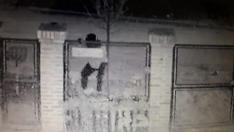 Quedan escrachados al saltar una reja para robar una casa