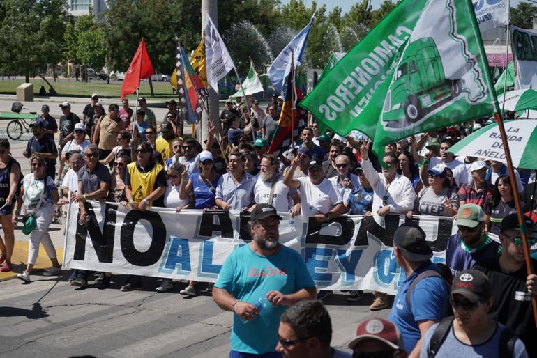 Sin clases, colectivos, ni bancos: comienza el paro de la CGT, qué servicios afectará en Neuquén