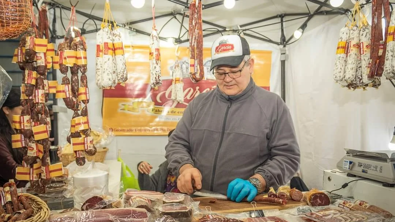 De carnicero a emprendedor: El salto al salame de guanaco. Foto: Facebook Pedro García. | LM Neuquen De carnicero a emprendedor: El salto al salame de guanaco. Foto: Facebook Pedro García.