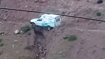 dramatico rescate: una ambulancia quedo al borde de un barranco en medio del temporal