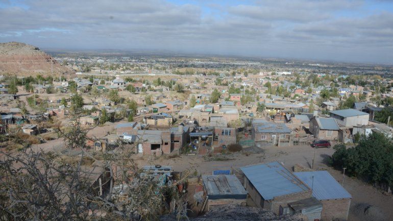 Con las lluvias se provocan peligrosos desbordes en el sector.