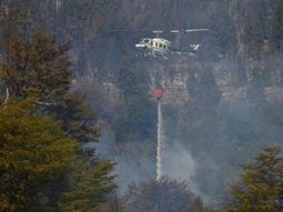 Tanto ayer miércoles como este jueves, en Puerto Patriada no hizo falta que operaran los medios áereos para combatir el incendio: sólo hubo recorridas terrestres para controlar puntos calientes. Tanto ayer miércoles como este jueves, en Puerto Patriada no hizo falta que operaran los medios áereos para combatir el incendio: sólo hubo recorridas terrestres para controlar puntos calientes.