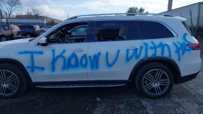 Sin piedad: la frase “I know U with her” (“Sé que estás con ella”, en inglés) adorna ahora ambos costados del SUV. Foto: IAA Sin piedad: la frase “I know U with her” (“Sé que estás con ella”, en inglés) adorna ahora ambos costados del SUV. Foto: IAA