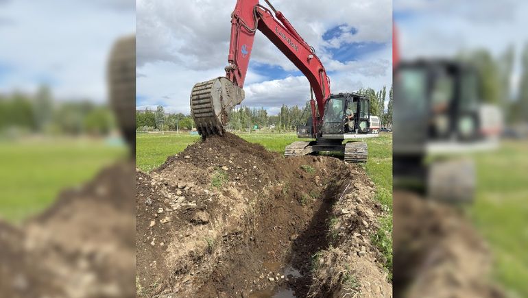 El agua de las perforaciones drena hacia el arroyo Covunco.