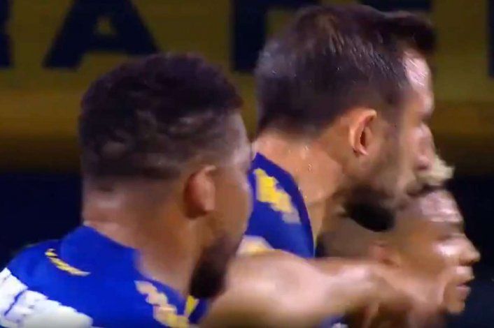 Pocas veces visto: el cachetazo de Fabra a Izquierdoz en pleno partido