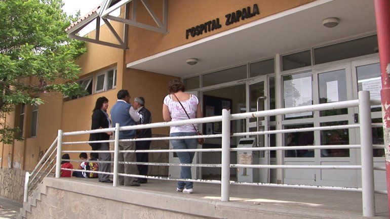 Una motociclista herida tras atropellar a un nene