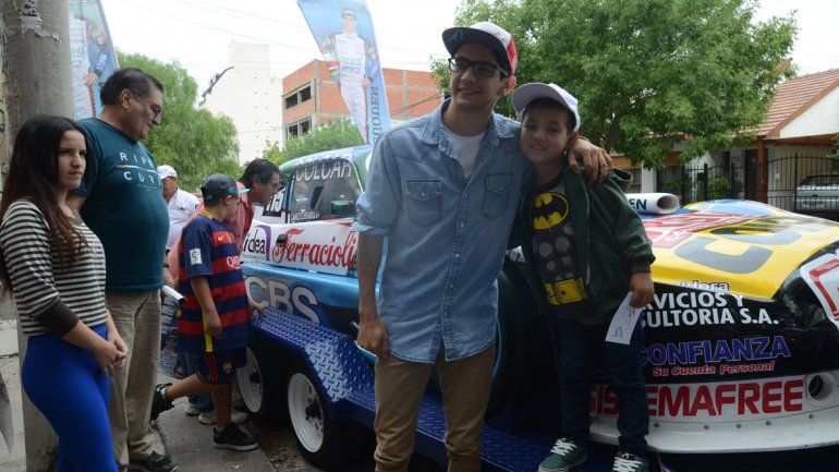 Camilo revolucionó la puerta de LU5  y LM Neuquén: charló y se sacó fotos con los fanas del TC