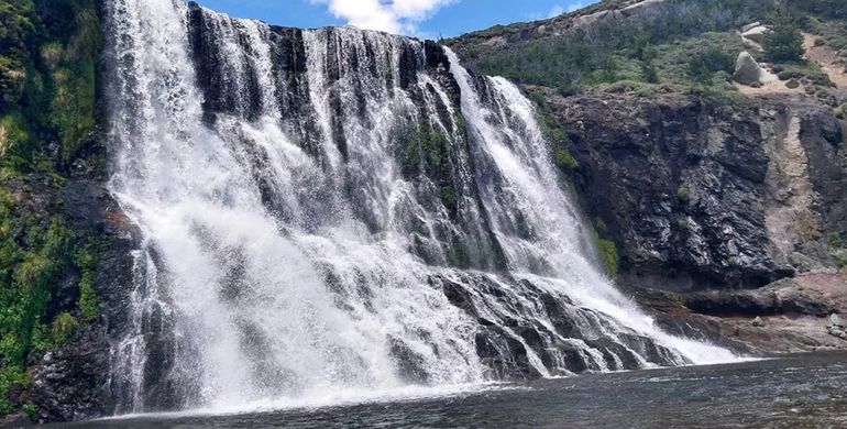 La Cascada de Opazo en primavera, cuandao gana caudal por el deshielo. La Cascada de Opazo en primavera, cuandao gana caudal por el deshielo.