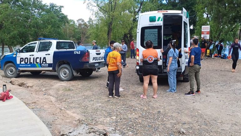 Personal de las distintas fuerzas que intervino en la búsqueda del joven en el río Limay.