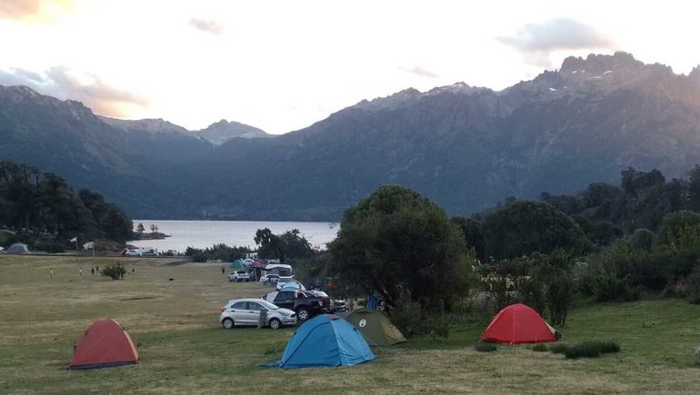 Verano 2026: cuál es la ciudad de la cordillera de Neuquén que tiene los campings más baratos