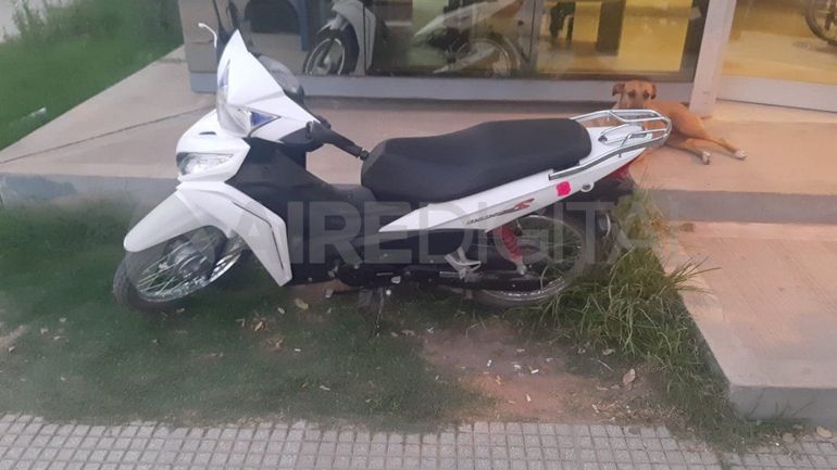 Robó una moto, fue a cargarle nafta y se encontró con el dueño