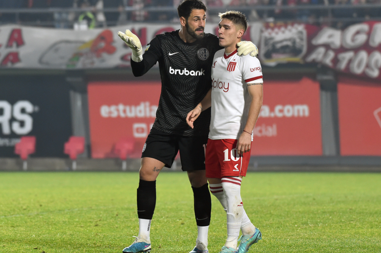 El arquero y el volante ofensivo compartieron equipo en River. Batalla le ganó el duelo de este miércoles.&nbsp;