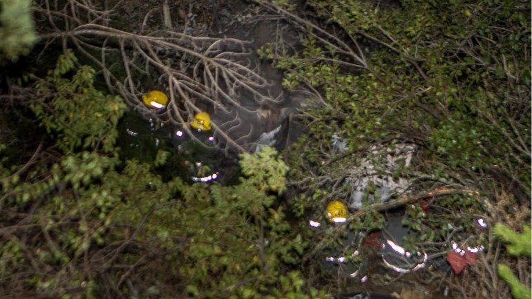 Una familia cayó por un barranco y su auto se incendió