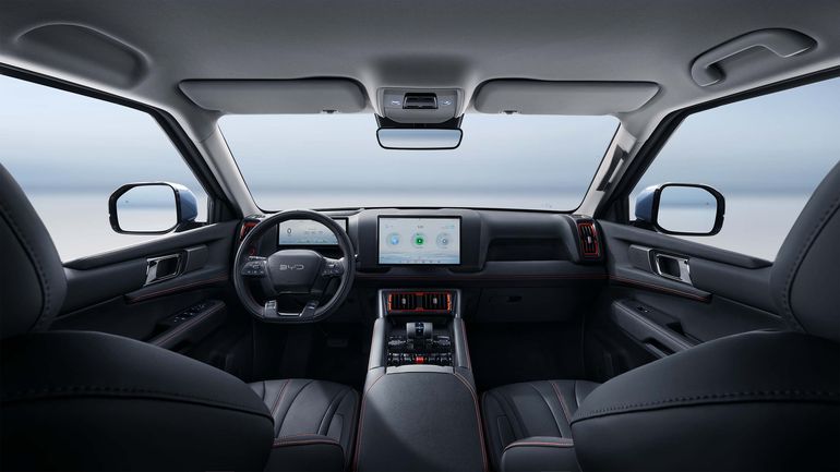 El minimalismo y la tecnología dominan el habitáculo de la BYD Shark. Foto: BYD El minimalismo y la tecnología dominan el habitáculo de la BYD Shark. Foto: BYD