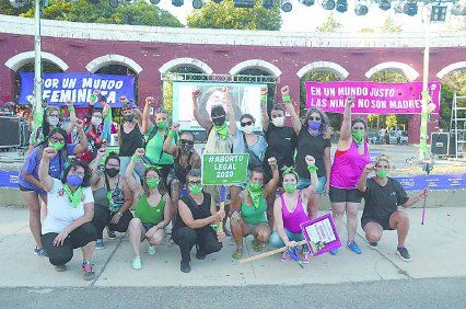La militancia verde montó una vigilia en los Arcos Romanos.