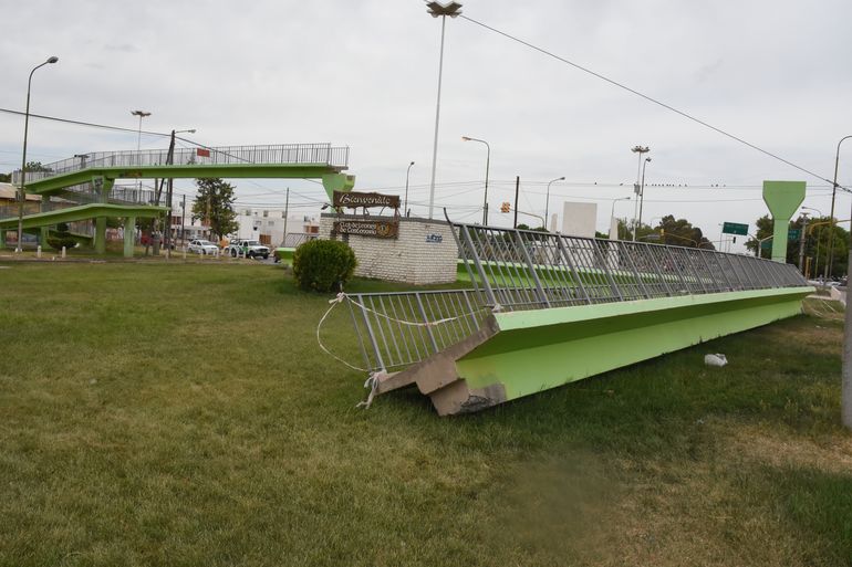 El tramo de la pasarela, tirada en la segunda rotonda de la Ruta 7. Harán evaluación de daños.