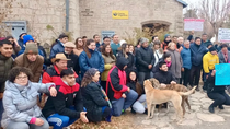 La gente del pueblo de Las Lajas acompañó la decisión de Sergio que no trabajará más en Correo Argentino por decisión del gobierno nacional. (Gentileza)