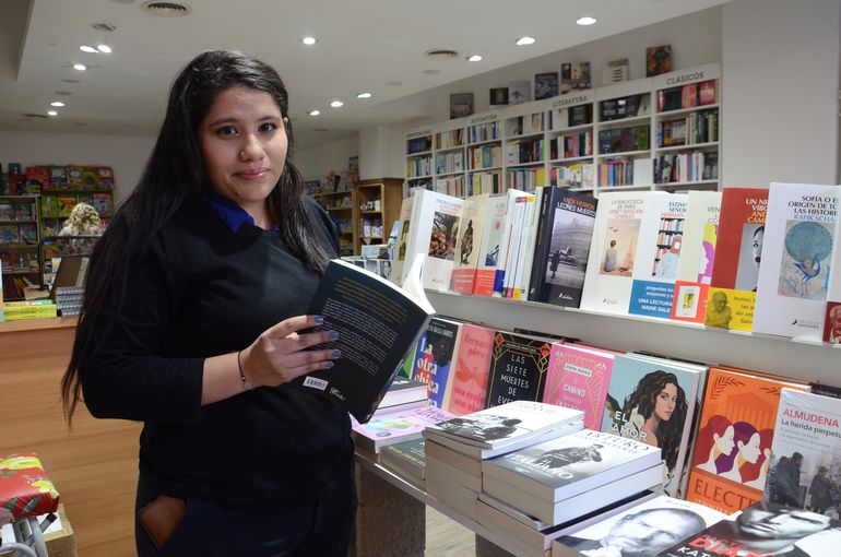 Intensa es la actividad de Ailén Maldonado en su cuenta de Instagram que tiene más de 1000 seguidores. Reseña libros de romance y thriller, sus géneros literarios favoritos, pero también acompaña y difunde la actividad de los escritores locales.