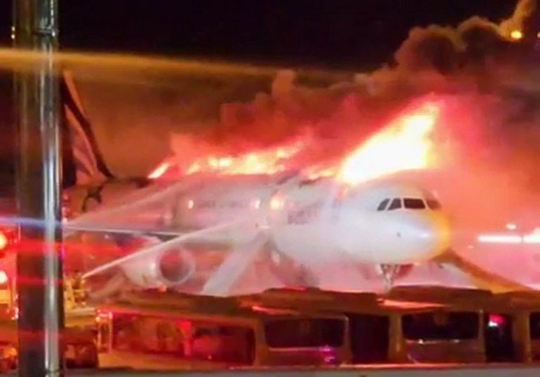 Corea del Sur: pánico por el incendio de un avión antes de despegar