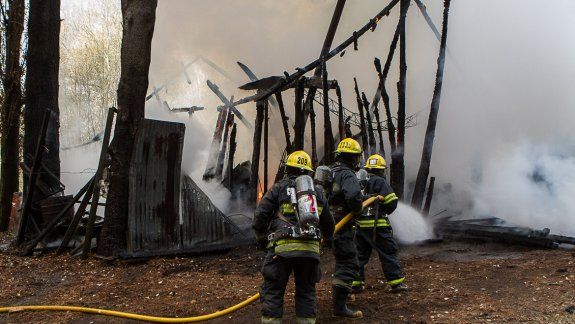 Un feroz incendio destruyó por completo un galpón en San Martín de los Andes