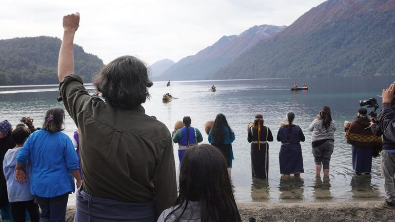 El camping del lago Correntoso está ocupado desde 2011 por los Paicghil Aintriao. El pedido de reivindicación ancestral fue rechazado por el TSJ ya que no pudieron acreditar esas pruebas. Foto: Romina Braicovich.