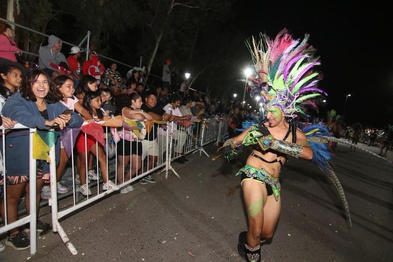 En Centenario, el Carnaval cerró con una fiesta pese al reclamo por el agua