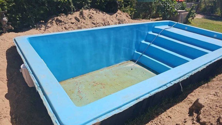 Una vecina de Plottier denuncia que compró una pileta y se la entregaron rota. Foto: Gentileza.&nbsp;