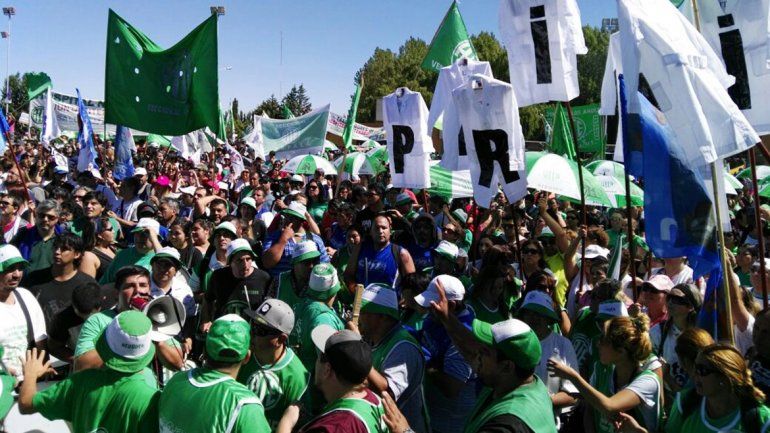 Terminó la marcha de estatales y liberaron el tránsito en los puentes carreteros Centenario-Cinco Saltos