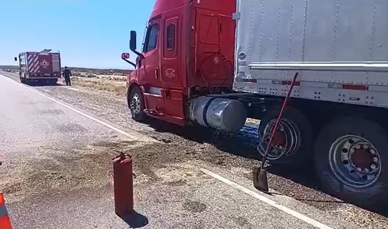 El camión fue impactado en su costado izquierdo y sufrió la rotura de su tanque de combustible. El camión fue impactado en su costado izquierdo y sufrió la rotura de su tanque de combustible.