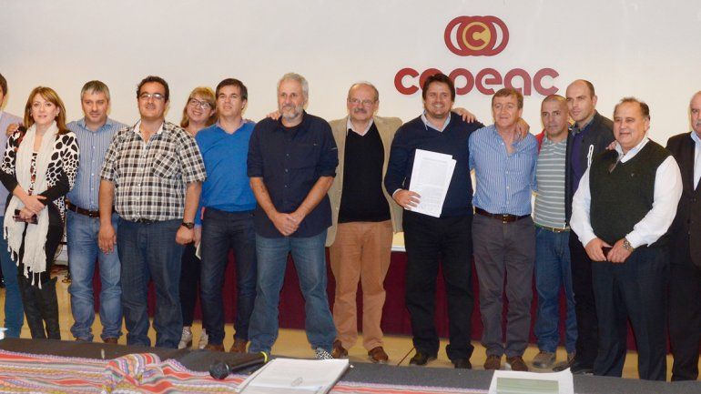 Los funcionarios e intendentes de la zona durante el encuentro realizado ayer en Cipolletti.