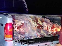La camioneta con contrabando de carne del norte de la barrera. Una constante. La camioneta con contrabando de carne del norte de la barrera. Una constante.
