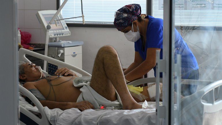 Las muertes por COVID no paran de crecer, con 561 durante el jueves