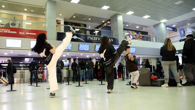 Los jovenes practicantes de taekwondo esperan inquietos poder llegar a un torneo en Brasil.
