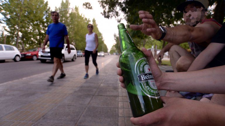 Hay preocupación por la cantidad de chicos de entre 14 y 18 años que beben en los balnearios sin ningún tipo de control. Dicen que empiezan a tomar a la siesta y siguen hasta la noche.&nbsp;