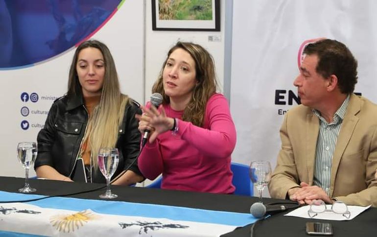 María Laura Gerola recupera la historia de un grupo de estudiantes de quinto año del CPEM 18 que en 1982 donaron todo lo que habían recaudado para su viaje de egresados al Fondo Patriótico con el objetivo de ayudar a los soldados de Malvinas.