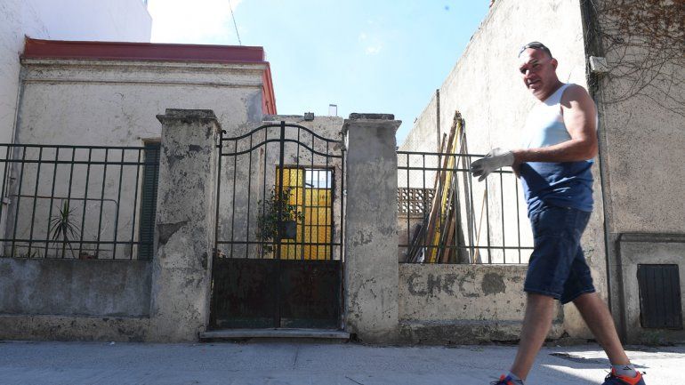 Todo ocurrió en Villa Urquiza. El remisero ganó la confianza de la mujer para quedarse con la casa y sus ahorros.