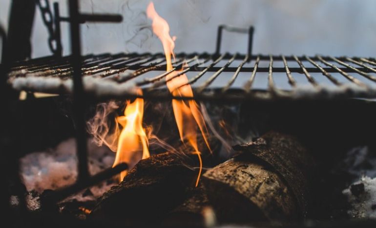 Tragedia en Navidad: una práctica peligrosa con fuego terminó con una mujer gravemente herida.