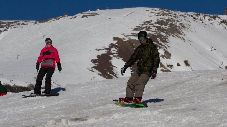 La nieve llegó a la cordillera y los cerros ya comienzan formalmente la temporada de esquí.