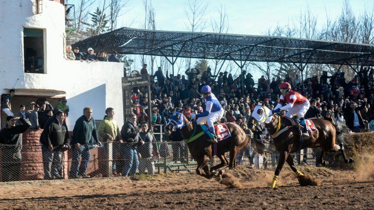 El público acompañó al clásico