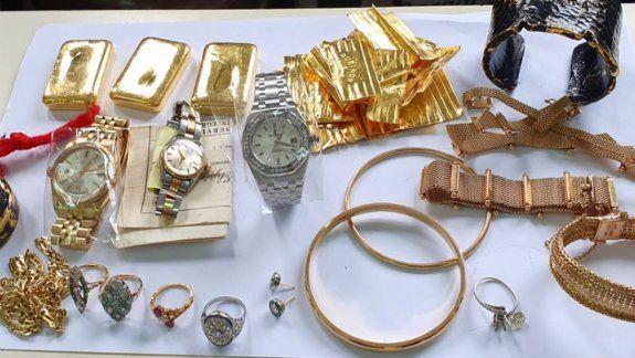 Detuvieron a una azafata al intentar salir del país con oro y joyas